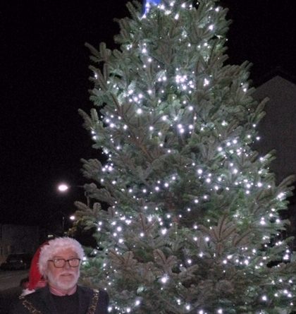 lit up christmas tree with dep mayor